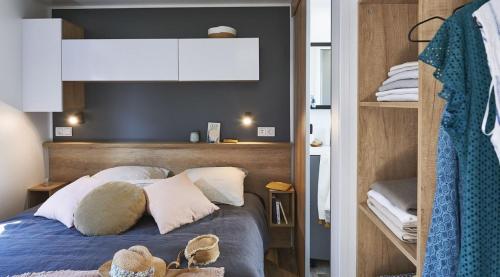 Кровать или кровати в номере Camping de La Hallerais Dinan