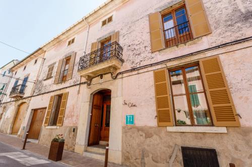 an old building with wooden shutters on a street at Son Colom Turismo de interior in Campanet