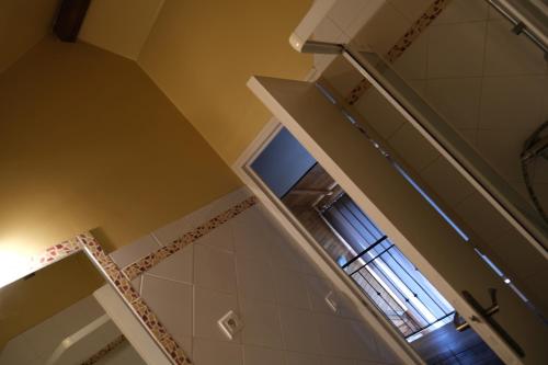 La salle de bains est pourvue d'une douche à l'italienne et d'une fenêtre. dans l'établissement Les hirondelles, à Saint-Bonnet-la-Rivière