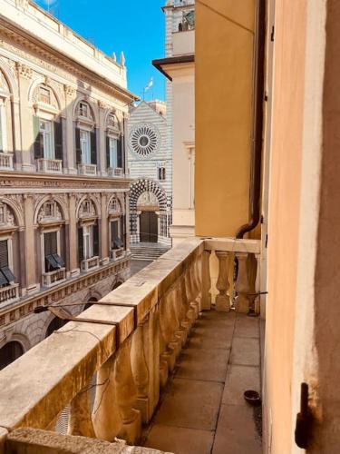 - un balcon offrant une vue sur la ville dans l'établissement New apartment with balcony, à Gênes