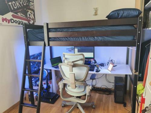 - un bureau avec un ordinateur et une chaise dans la chambre dans l'établissement Appartement duplex indépendant de 46m2, à Nanterre