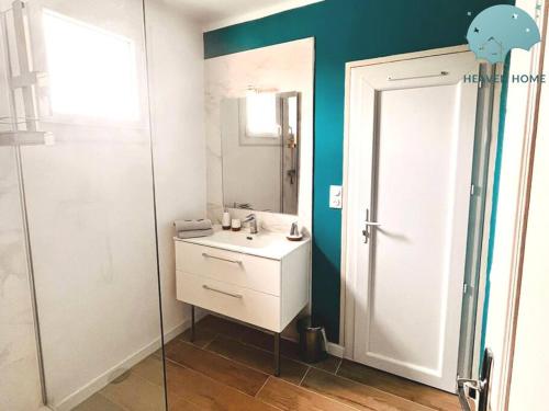 a bathroom with a sink and a mirror and a shower at Charmant appartement proche des commerces et Gare in Saint-Brieuc