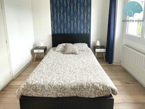 a bedroom with a bed and two end tables at Agreable T2 proche des commerces et gare in Saint-Brieuc