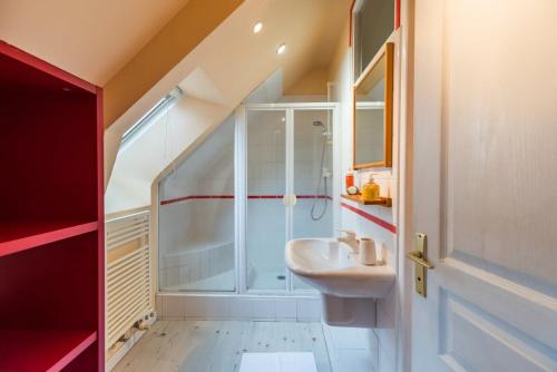 a bathroom with a shower and a sink at Grande maison conviviale - pour 10 personnes in Pabu