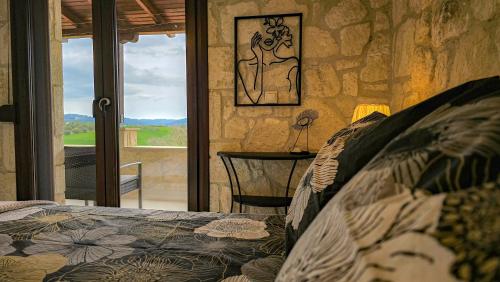 ein Schlafzimmer mit einem Bett und einem Tisch und einem Fenster in der Unterkunft Maria's stone Heaven Retreat in Kalandra