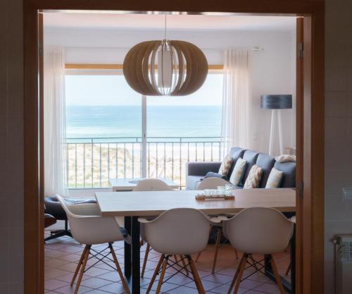 AmoreiraにあるPenthouse, vista mar e piscina, Praia del Rey, Óbidos, A12のダイニングルーム(テーブル付)が備わり、海の景色を望めます。