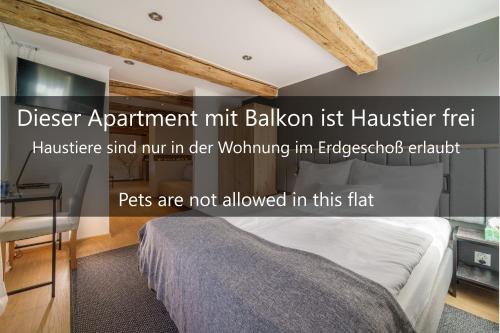 a bedroom with a bed and a desk in it at Ferienwohnungen Haselhuhn in Hartau