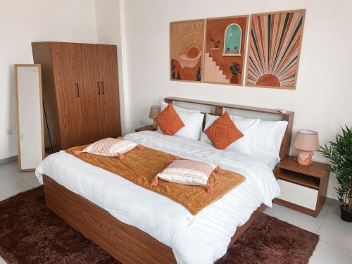 sypialnia z dużym łóżkiem z 2 poduszkami w obiekcie Airport West 3BR apartment w Akrze