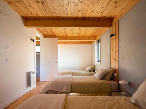 Cama o camas de una habitación en Doni Wood House, casa en la playa de Doniños