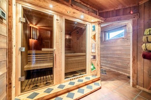 モルジヌにあるChalet L'arba clar - 4 étoilesの木造サウナ(ログキャビン内)