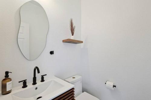 Koupelna v ubytování Wellness Oasis 5BR W Pool + Huge Yard + Fire Pit