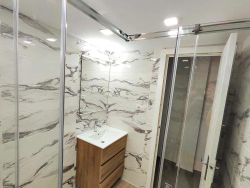 une salle de bain avec un lavabo et une douche dans l'établissement Elegant 4 beds near train station upto 10 Pax, Castellón de la Plana