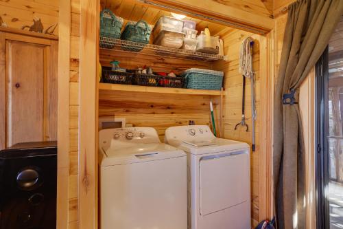 Φωτογραφία από το άλμπουμ του Hilltop Concan Cabin with Garner State Park Views! σε Concan