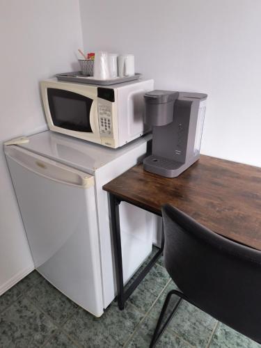 a microwave sitting on top of a counter next to a table at Motel Cabano-Relais in Cabano