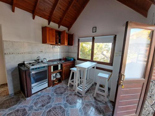 una pequeña cocina con fogones y fregadero en Playas de Sol en Pinamar