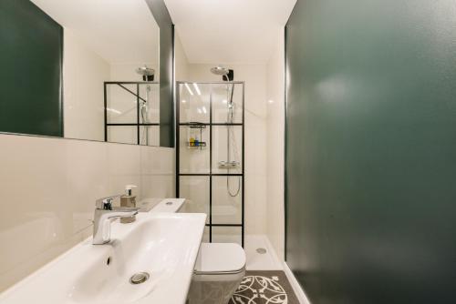 ein Bad mit einem Waschbecken, einem WC und einer Dusche in der Unterkunft Borough High Street Rooms in London