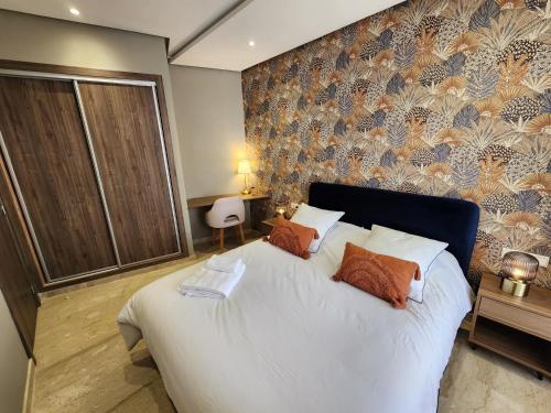 Ein Bett oder Betten in einem Zimmer der Unterkunft The Twenty-Six Palmier by IB Signature - Design 1Bedroom Apt with Wifi, Parking, Self check-in, 24 x7 Security - City View with terrace - Walk to Cafes! City Centre, Tram