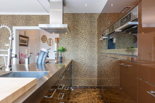 una cucina con lavandino e piano di lavoro di Appartement centrum 1 a Ostenda