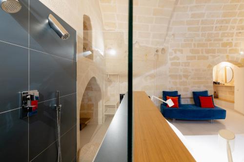 a room with a table and a blue couch at Endea Suite Rooms & Lounge SPA in Matera