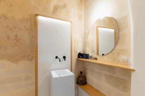 a bathroom with a toilet and a mirror at Endea Suite Rooms & Lounge SPA in Matera