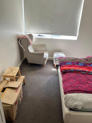 1 dormitorio con 1 cama, 1 sofá y 1 silla en B, en Sídney