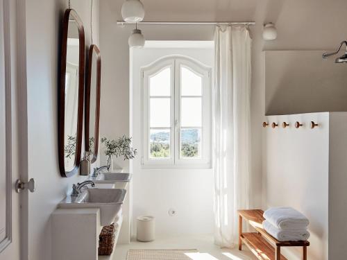 een badkamer met een wastafel en een raam bij Solar do Bisavô in Bordeira