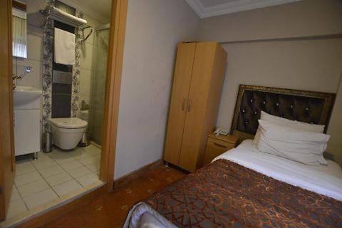 una camera con letto e un bagno con doccia di Palace Point Hotel a Istanbul