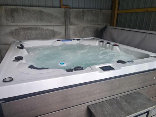 une baignoire remplie de liquide vert dans dans l'établissement au p'tit bonheur, à Roye