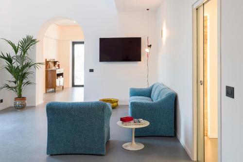 een woonkamer met twee blauwe stoelen en een tafel bij Ferienhaus für 12 Personen in Nunziata, Sizilien Ostküste von Sizilien in Mascali