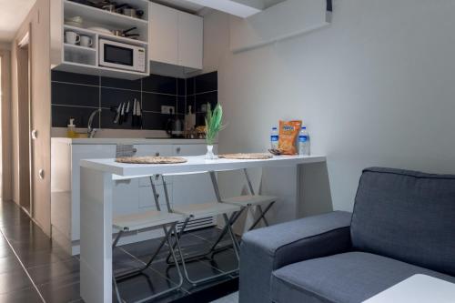 una pequeña cocina con una mesa blanca y un sofá en Уютные апартаменты, квартира в аренду, Анталия, Лара, en Antalya
