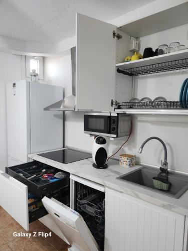 Kuchyňa alebo kuchynka v ubytovaní Apartamento en 1ª linea de playa y Parque Natural Cabo de Gata - planta semisotano