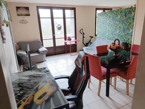 sala de estar con mesa y cama en Magnifique T2 avec double séjour, en Aviñón