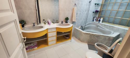 a bathroom with two sinks and a bath tub at Habitación en centro de Barcelona in Barcelona