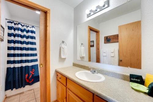 Koupelna v ubytování Relaxing Lakeview Retreat in Reeds Spring with Deck