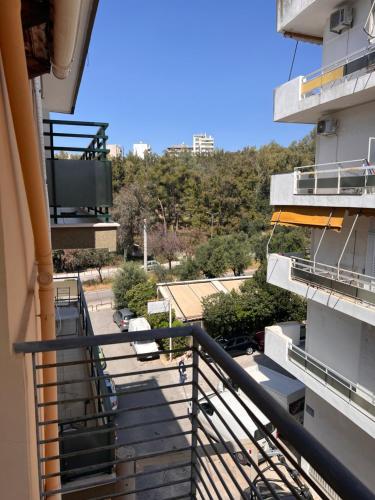 uma vista para uma varanda de um edifício em Sunny Athens Apartment em Atenas
