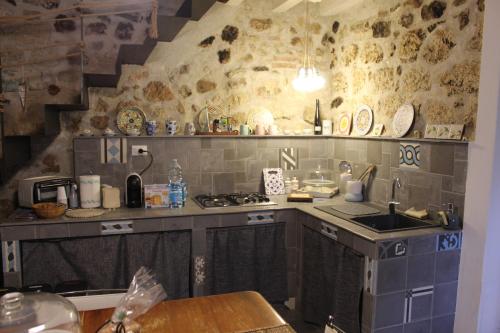 een keuken met een wastafel en een aanrecht bij La casetta di Sofi in Petralia Soprana