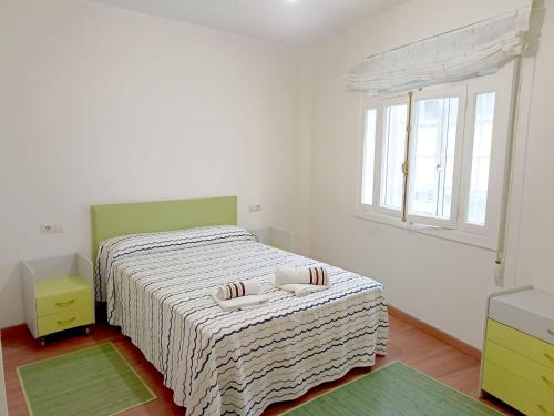 ein Schlafzimmer mit einem Bett mit zwei Kissen darauf in der Unterkunft Sentir Galicia Apartamentos in Redondela