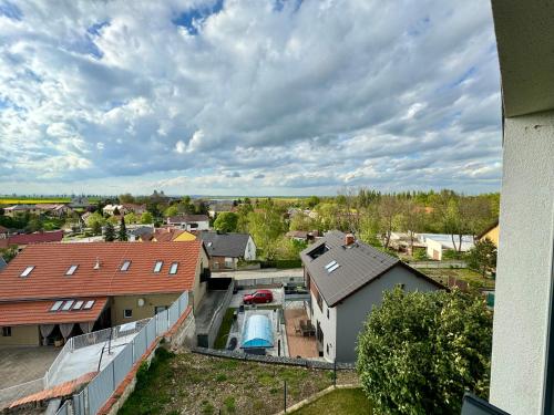 Una vista aérea de una casa con piscina. en Byt apartman 2rooms 76m2 all new, en Praga