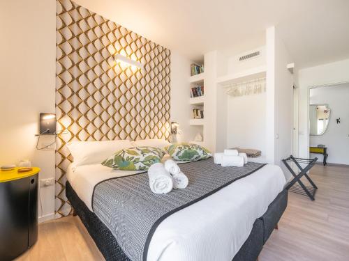 um quarto com uma cama grande e toalhas em Le residenze di Carlà - Stampace em Cagliari