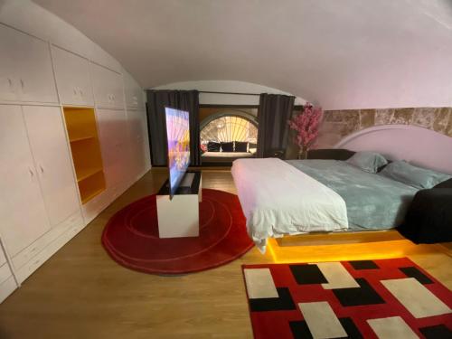 Un dormitorio con una cama y una mesa. en Habitación en centro de Barcelona, en Barcelona