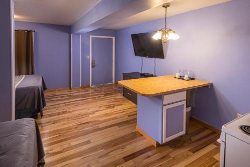 a room with blue walls and a kitchen with a table at Sunrise Inn Hershey in Hershey