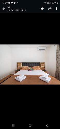 ein Bild eines Bettes mit zwei Handtüchern darauf in der Unterkunft Villa Ivan in Pridraga