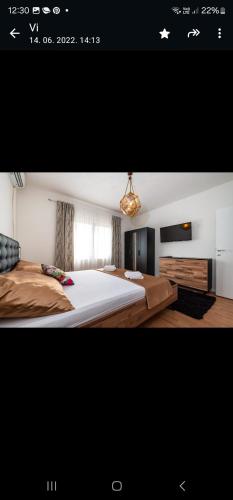 1 Schlafzimmer mit 2 Betten und schwarz-weiß in der Unterkunft Villa Ivan in Pridraga