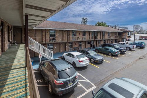 a group of cars parked in a parking lot in front of a building at Sunrise Inn Hershey in Hershey