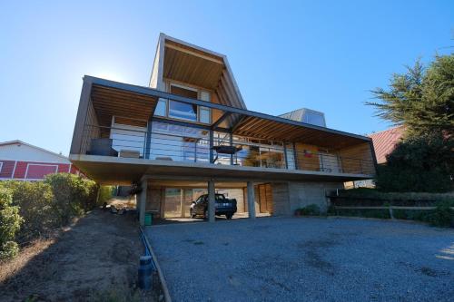 a house with a balcony on the side of it at Casa Mirador Roca in Matanzas
