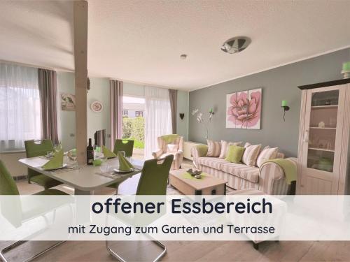 ein Wohnzimmer mit einem Sofa und einem Tisch in der Unterkunft DolceVita - mit eingezäuntem Garten - WLAN - 2 Terrassen - gern mit Hund in Walkenried