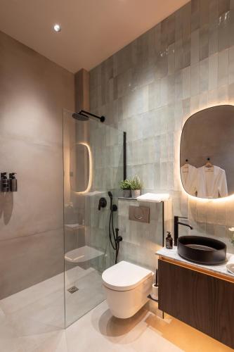 une salle de bain avec toilettes et douche en verre dans l'établissement SAINT-LOUIS APARTMENT - LUXURY HIGH END RENOVATED Apartment - HEART OF LE MARAIS - HOTEL DE VILLE, à Paris