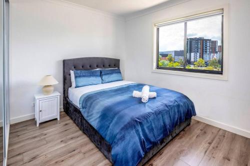 sypialnia z łóżkiem z pluszowym misiem w obiekcie Lovely 4 bedrooms house to Ed station w mieście Ingleburn