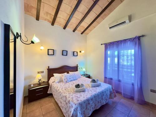1 dormitorio con cama y ventana en Finca Macías, en Cártama
