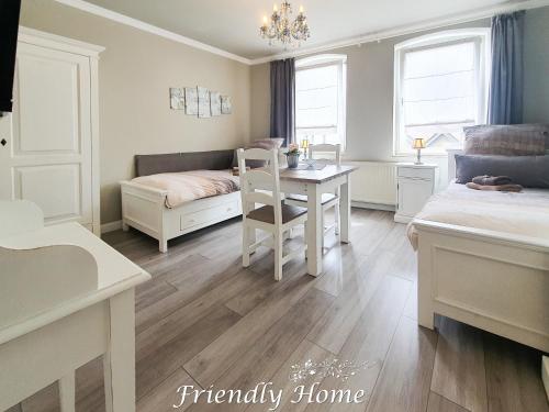 Schlafzimmer mit einem Schreibtisch, einem Bett und einem Tisch in der Unterkunft Friendly Home - Stadthaus in Bornheim